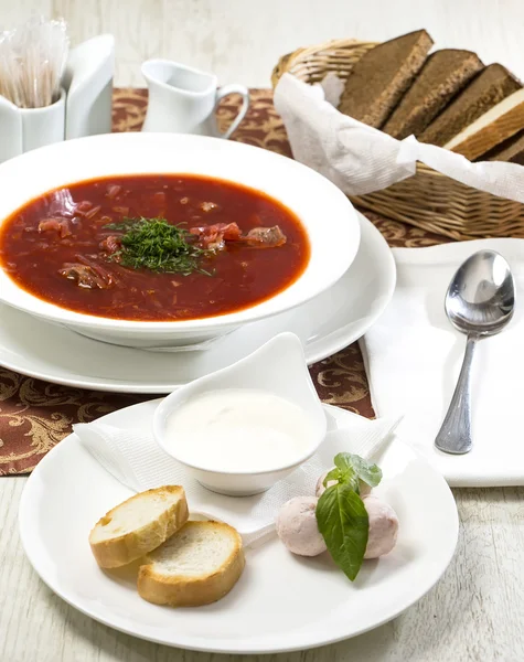 Sopa de remolacha roja en la mesa —  Fotos de Stock