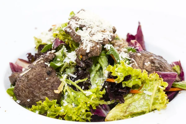牛肉と野菜の温かいサラダ — ストック写真