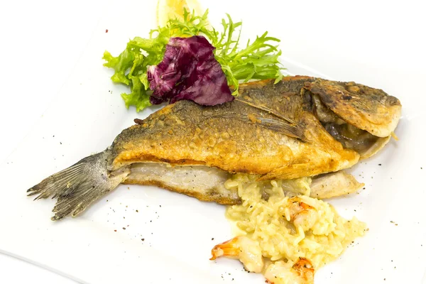 Stekt fisk dorado med grönsaker och citron — Stockfoto