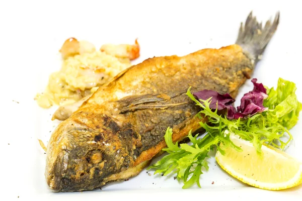 Dorado de peixe frito com legumes e limão — Fotografia de Stock