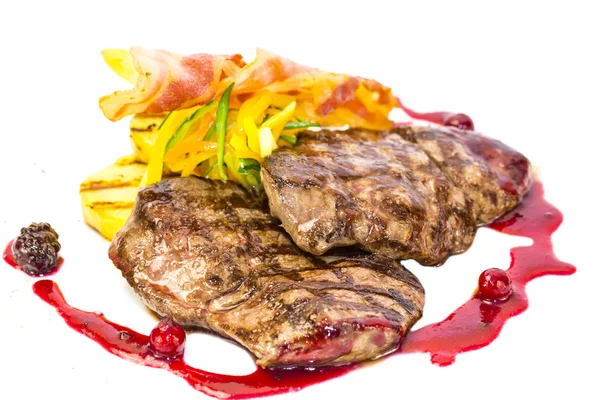 Steak mit Tomatensauce und Pilzen — Stockfoto