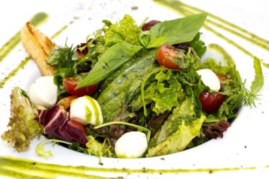 peynir domates ve yeşillik salatası