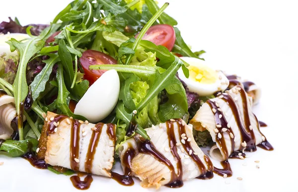 Salada com tomate de queijo e verdes — Fotografia de Stock