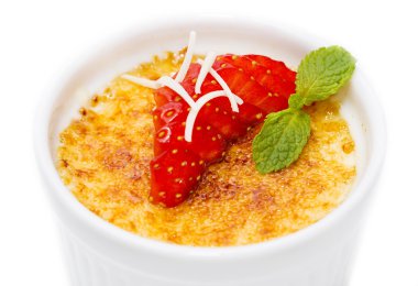 çilek ile süslenmiş Creme brulee