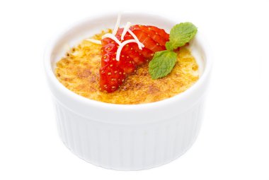 çilek ile süslenmiş Creme brulee