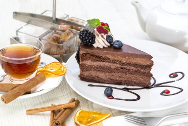 Prag dilim kek ahududu ile dekore edilmiştir.