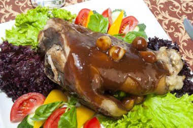ile sebze kızarmış domuz knuckle