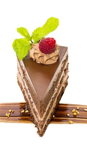 Praga pedaço de bolo decorado com framboesas — Fotografia de Stock