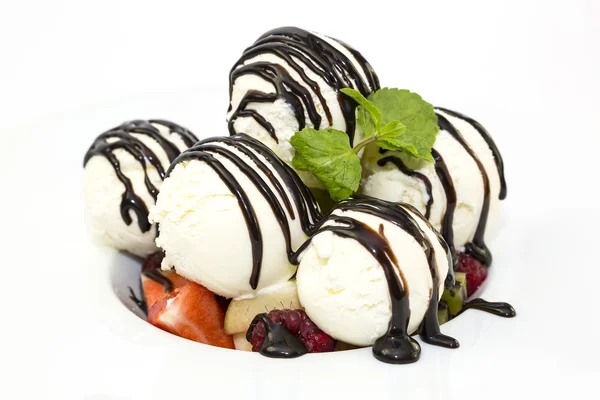 Fruit salad and ice cream — Stock Photo, Image