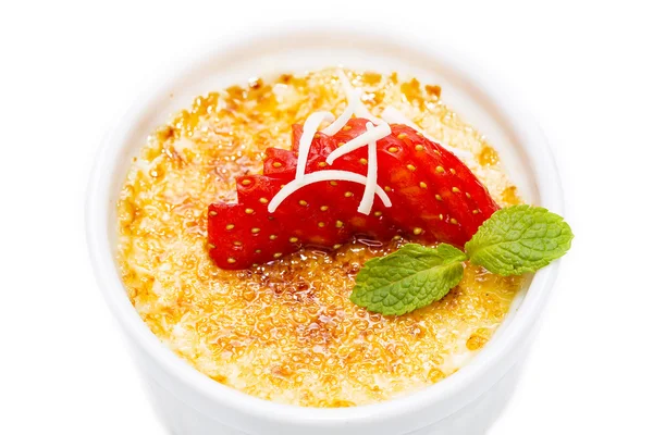 Creme brulee garnished with strawberries — Stock Photo, Image