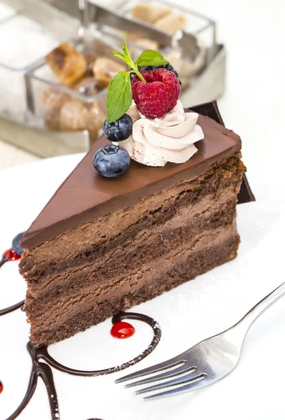 Prager Kuchenstück mit Himbeeren verziert — Stockfoto