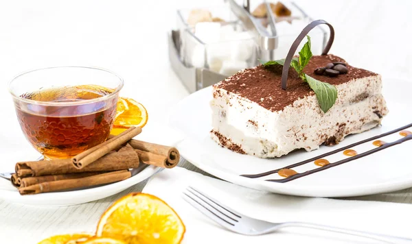 Tiramisù su un tavolo — Foto Stock