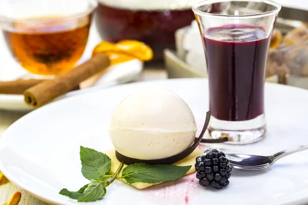 Postre, un pedazo de pastel con una taza de té —  Fotos de Stock