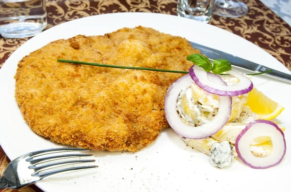 Schnitzel and vegetable salad — Stock Photo, Image