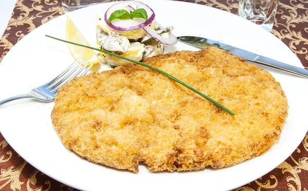 Schnitzel and vegetable salad — Stock Photo, Image