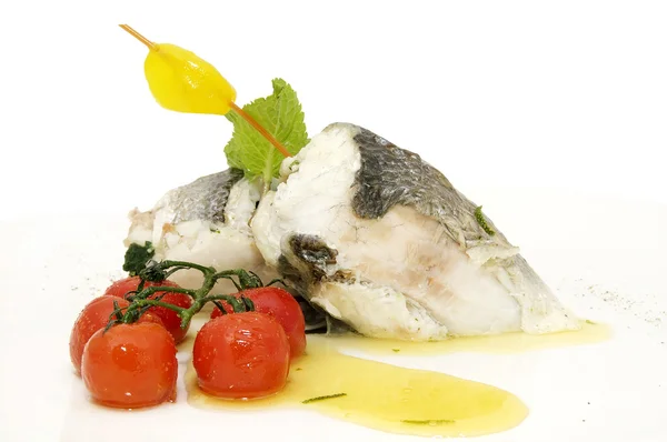 Pesce al forno con pomodorini — Foto Stock