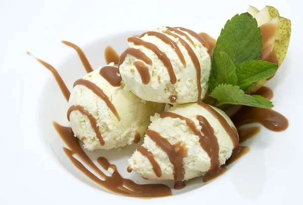 Gelato con salsa al caramello e menta — Foto Stock