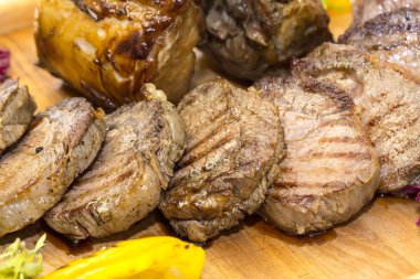 Bel ve ızgara sebzeler ile pişmiş biftek