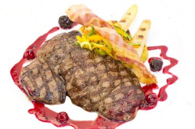 biftek domates sosu ve mantar ile