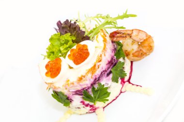 Beyaz arka planda deniz ürünleri salatası.