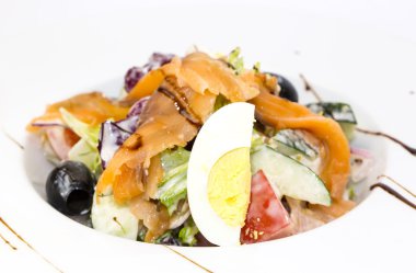 Deniz ürünleri salatası sebze ve yumurta