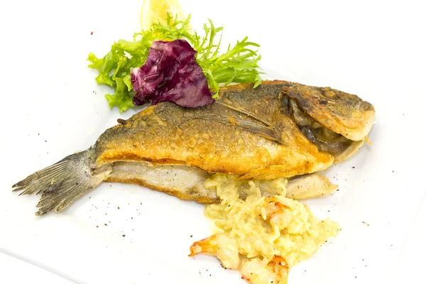 Gebratener Fisch Dorado mit Gemüse und Zitrone — Stockfoto