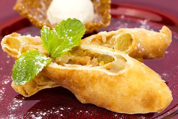 Strudel with ice cream — Stock Photo, Image