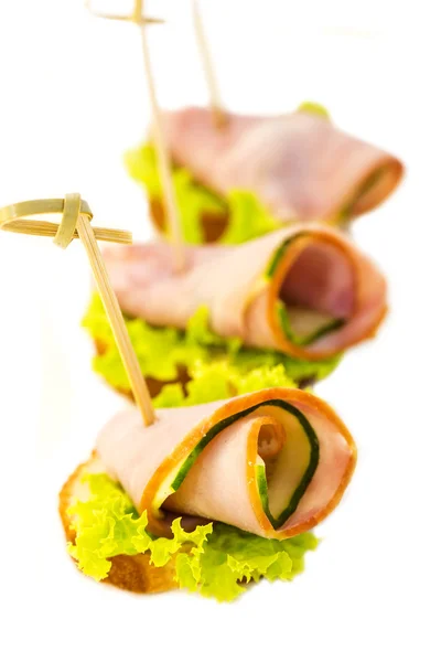 Canapé con verduras de carne y mariscos — Foto de Stock