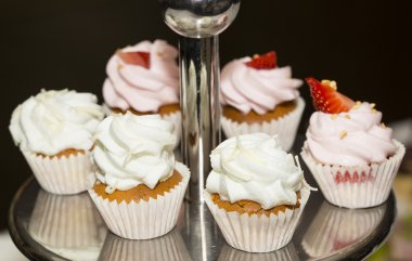 kremalı tatlı ve meyve