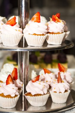 kremalı tatlı ve meyve