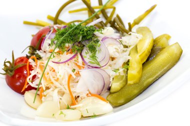 Salamura sebze, salatalık domates sarımsak ve kuşkonmaz lahana