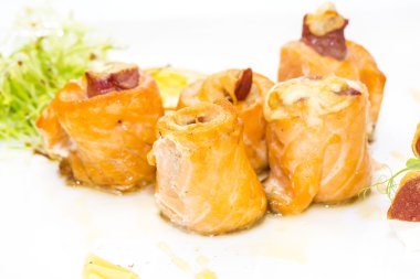 fırında somon böreği