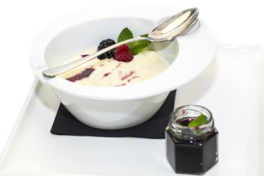 İrmik lapası ile çilek berry reçel ile dekore edilmiştir.