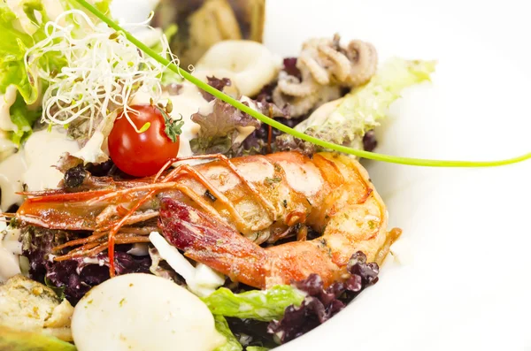 Salad dengan sayuran dan makanan laut — Stok Foto