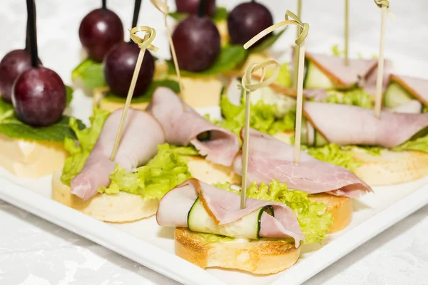 Canape mit Fleisch, Gemüse und Meeresfrüchten — Stockfoto