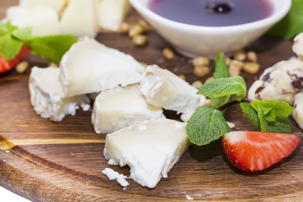 Piatto di formaggio con diverse varietà di formaggio — Foto Stock