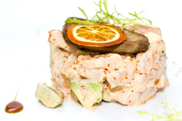 Salát, ryby a vejce zdobené zelení a rajčaty — Stock fotografie
