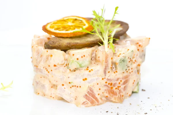 Salade, vis en eieren versierd met Groenen en tomaten — Stockfoto