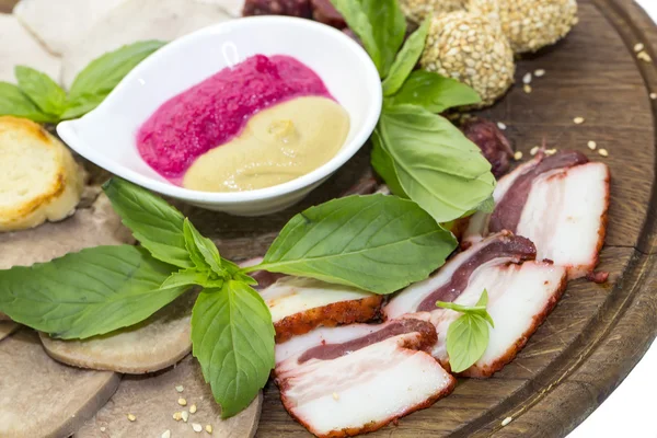 Prato de carne com vários tipos de salsichas — Fotografia de Stock