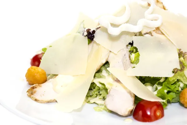 Salada com queijo, carne e legumes — Fotografia de Stock