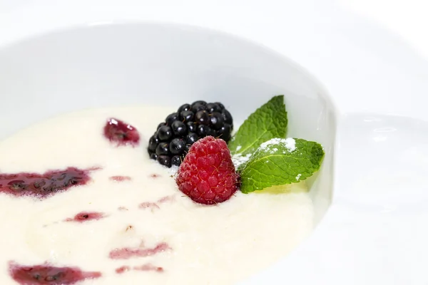 Griesmeel PAP met bessen versierd met berry jam — Stockfoto