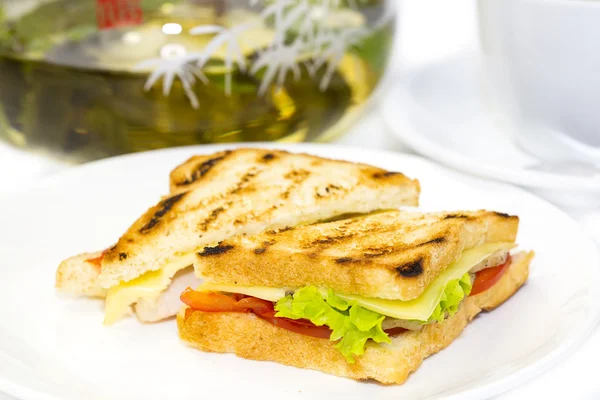 Sandwich mit Tee — Stockfoto