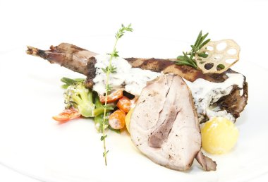 Kızarmış tavşan et ve patates sebze ile