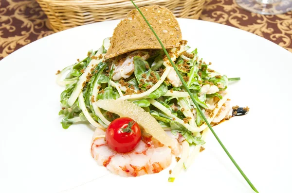 Verduras de salada e carne de camarão — Fotografia de Stock