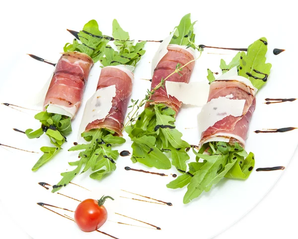 Rouleaux de viande avec viande et légumes verts — Photo