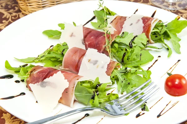 Rouleaux de viande avec viande et légumes verts — Photo