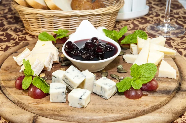 Cheese plate with several varieties of cheese — Stock Photo, Image