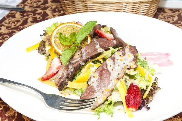 Ördek eti ve sebze salatası — Stok fotoğraf