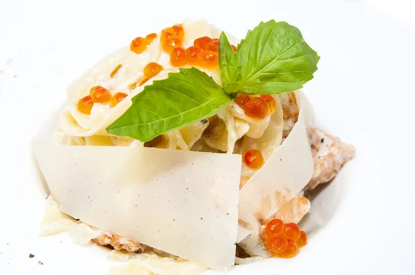 Macaroni and cheese and salmon caviar — Stock Photo, Image