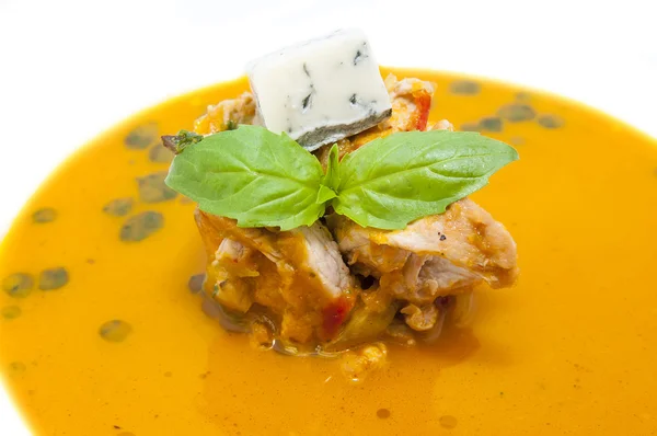 Mexikanische Suppe mit Gemüsepüree und Hühnerfleisch — Stockfoto